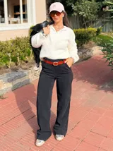 Pantalón de vestir color beige, de corte recto y tiro alto, con cinturón ancho de la misma tela y hebilla rectangular.