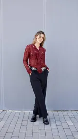 Camisa de encaje color borgoña con volados en el frente y mangas largas.