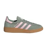 Zapatillas Adidas Handball Spezial color gris verdoso con detalles en rosa y suela marrón de goma.