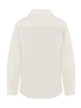 Camisa manga larga color verde oliva, de algodón orgánico con tecnología UPF, con cuello clásico, cierre frontal con botones, dos bolsillos con solapa en el pecho y puños abotonados.
