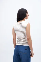 Musculosa de tejido rib, color blanco con rayas horizontales marrones, con escote en V y sin mangas.