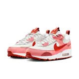 Zapatillas Nike Air Max 90 Futura de mujer, color blanco, rosa y rojo. Confeccionadas con materiales textiles y detalles de gamuza. Presentan la clásica cámara de aire visible en la entresuela y suela de goma con diseño waffle.