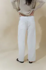Pantalón de lino color blanco, de corte recto y tiro medio.