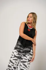 Blusa negra sin mangas de lino bordado con terminación en flecos.