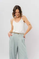 Pantalón negro de corte ancho y fluido, tiro medio con presillas para cinturón, bolsillos laterales funcionales y pinzas delanteras.