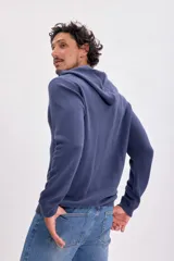 Buzo azul de punto con capucha y mangas largas.