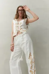 Pantalón recto negro de algodón con bordado artesanal blanco a contratono en los laterales y ruedo.