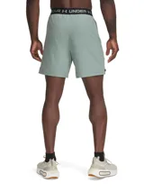 Short deportivo Under Armour Vanish Woven de hombre, color celeste con calza interior negra y logo estampado en la pierna izquierda.
