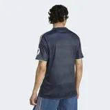 Camiseta de fútbol Adidas del Real Madrid, modelo segunda equipación temporada 25/26. Diseño azul oscuro con estampado efecto muaré y detalles metalizados plateados.
