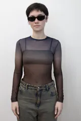 Prenda tipo body de malla transparente color marrón, con manga larga y corte ajustado.