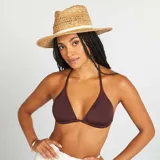 Sombrero de paja color natural con ala ancha y cinta blanca decorativa.