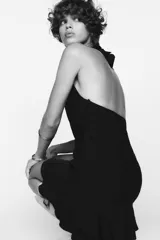 Vestido corto rojo vibrante con cuello halter drapeado y bajo asimétrico con volantes en capas.