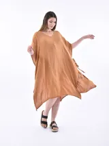 Vestido marrón medio con corte midi, mangas cortas y cuello en V.