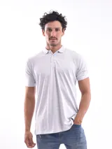 Remera de algodón color azul, con cuello tipo polo y corte clásico.