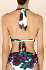 Top de bikini con estampado floral en tonos morado, verde y blanco. Diseño halter con tiras para atar en el cuello y espalda.
