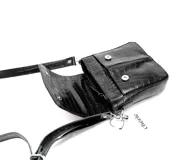 Bandolera negra mediana de cuero con patrón texturizado, cierre con solapa y botón magnético, cierre de cremallera interior, correa ajustable y herrajes plateados.