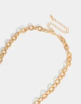 Collar corto dorado con cadena de eslabones gruesos y dijes colgantes: candado con forma de corazón, corazón liso y llave plateados.