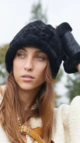 Gorro tipo bucket negro de cuero y corderito.