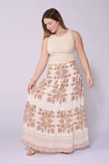 Falda larga color crema con estampado floral en verde oliva, cintura elastizada tipo smock y cordón ajustable con borlas.