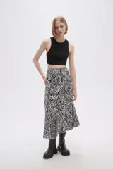 Falda midi evasé con estampado animal print de cebra en blanco y negro.