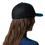 Gorro de béisbol Columbia unisex, color azul con paneles traseros de malla negra. Presenta un parche bordado con un paisaje de montaña y el logo de Columbia en el frente.