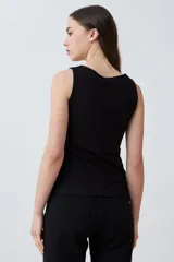 Musculosa verde oliva con escote cuadrado y costuras a la vista.