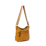 Bandolera marrón de cuero sintético con correa larga regulable combinada a tono. Tiene dos bolsillos frontales con cierre, apertura superior con cierre, división interna, bolsillos internos y bolsillo trasero con cierre.