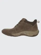 Bota de cuero marrón con cordones, caña baja y suela de goma.