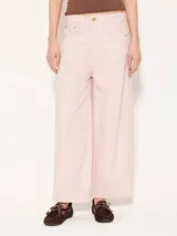 Pantalón ancho color rosa, confeccionado en algodón, con cinco bolsillos y largo al tobillo.