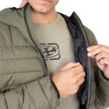 Campera puffer verde oliva con capucha, cierre frontal con cremallera y logo de la marca en el pecho.