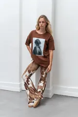 Remerón negro con estampa frontal de dos perros bulldog francés.