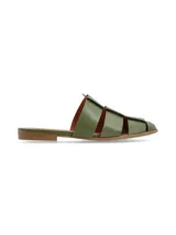 Sandalia tipo mule color crema con diseño entretejido y suela plana.