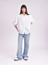 Camisa blanca de mangas abullonadas y corte holgado.