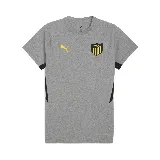 Camiseta deportiva Puma Cap Evostripe Tee color gris con detalles en negro y amarillo.