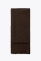 Pañuelo rectangular color marrón oscuro, confeccionado en tejido rústico con lana y terminaciones deshilachadas.