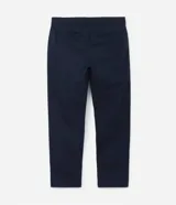 Pantalón de vestir color gris claro, de corte slim fit y largo cropped.