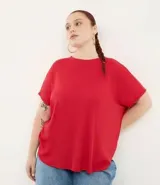 Blusa tipo muscle tee color turquesa, hecha en ribana de viscosa y poliéster, con escote redondo y sin sisas.