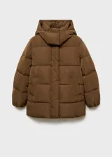 Campera puffer marrón con capucha, cierre frontal con cremallera y botones a presión, bolsillos laterales y puños elásticos.