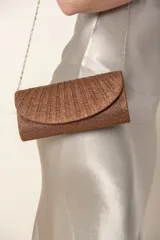 Sobre de fiesta color bronce, con detalle de plisado en el frente y cadena plateada para colgar.