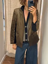 Blazer clásico color marrón de simil terciopelo con bolsillos delanteros y forro estampado.