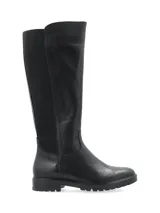 Bota de cuero marrón con elásticos laterales, caña alta y suela track.