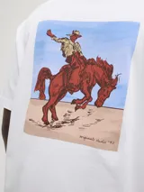 Camiseta blanca de manga corta y cuello redondo con estampado de un jinete a caballo en la espalda.