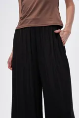Pantalón color crema de rayon, corte ancho y tiro alto.