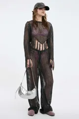 Pantalón de crochet color negro, de corte ancho y tiro alto.