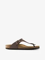 Sandalias Birkenstock modelo Gizeh, color marrón topo, con tira delantera ajustable con hebilla metálica color cobre y plantilla anatómica de corcho y látex.