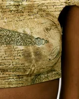 Conjunto de top y falda corta con estampado abstracto en tonos beige y verde. El top es de un solo hombro con abertura en el abdomen y la falda es cruzada con lazo lateral.