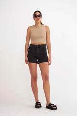 Short de jean negro de tiro alto con bolsillos delanteros y traseros.