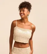 Blusa cropped con breteles ajustables, con forro y confeccionada en lentejuelas metalizadas.