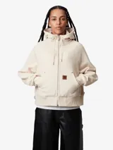 Campera negra con capucha ajustable, cierre frontal con cremallera, bolsillo tipo canguro con remaches metálicos y logo cuadrado en el frente.