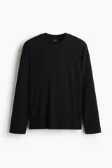 Remera negra de punto de algodón liviano, de corte estándar, con cuello redondo ribeteado y bajo recto.